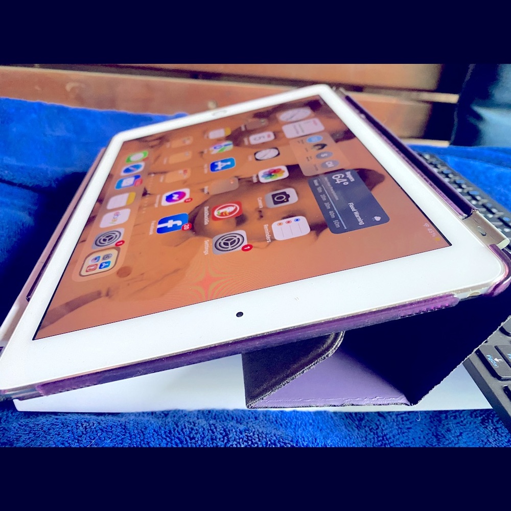 iPad Pro 2, 128gb: 9.7: keyboard, magnetic case